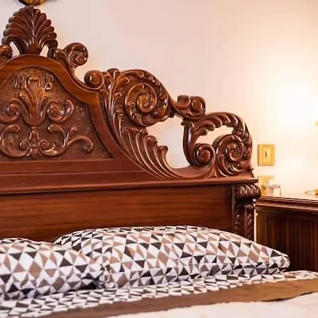 Traditional Antique Deco House カランバカ