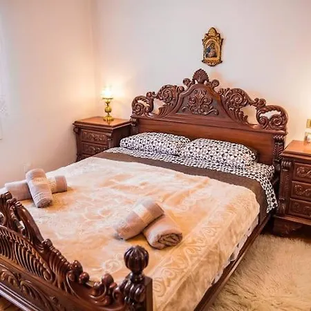 アパート Traditional Antique Deco House カランバカ