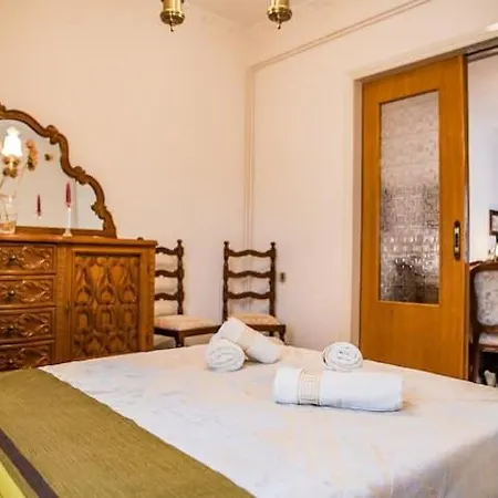 Traditional Antique Deco House カランバカ