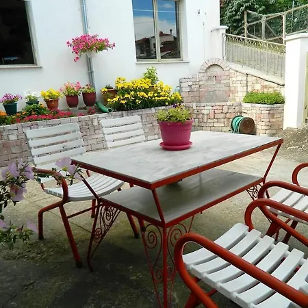 Daire Traditional Antique Deco House