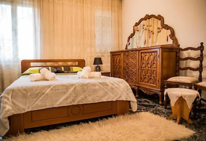 Daire Traditional Antique Deco House *