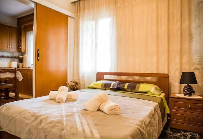 Daire Traditional Antique Deco House