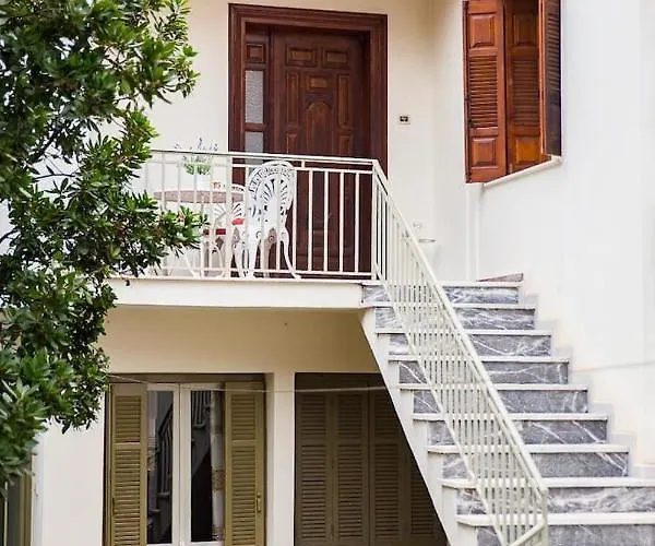 Daire Traditional Antique Deco House *