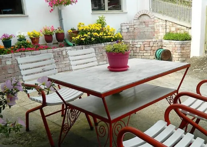 Daire Traditional Antique Deco House